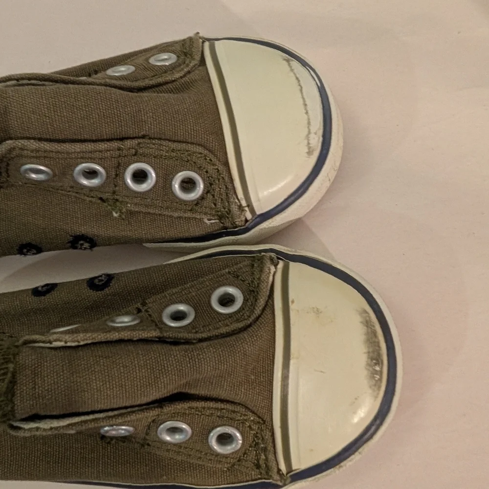 Old Navy Toddler Boy Green Canvas Slip-On Sneakers in Size 8